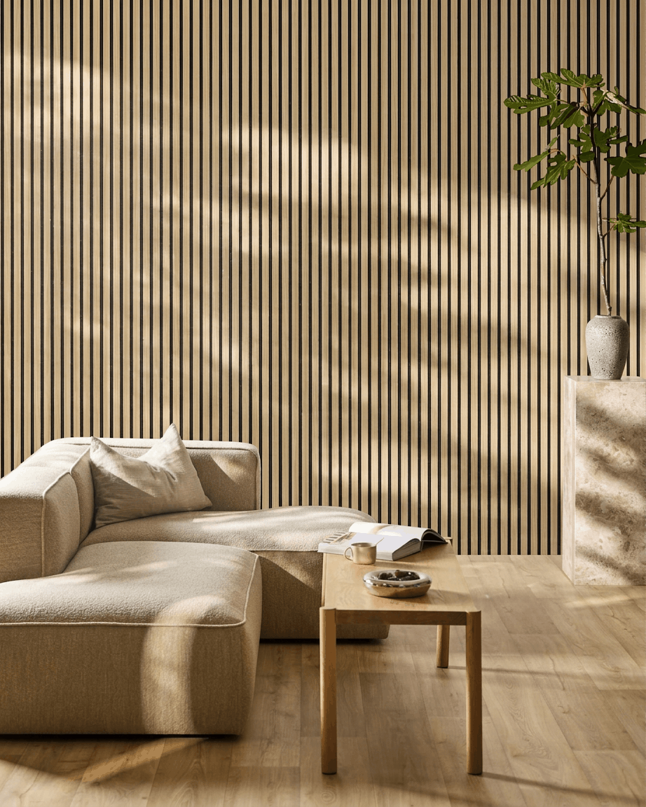 Minimalistiskt vardagsrum med beige soffa, soffbord och växt placerade mot en WoodUpp Akupanel akustisk väggpanel i Southern Oak Black filt.