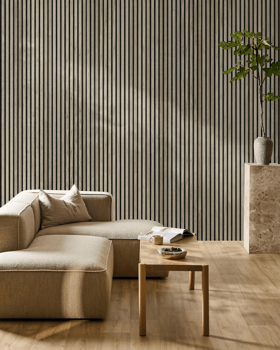 Minimalistiskt vardagsrum med en beige modulsoffa, soffbord i trä, piedestal i marmor med växt och WoodUpp Akupanel Akustikpanel i Weathered Oak på fondväggen.