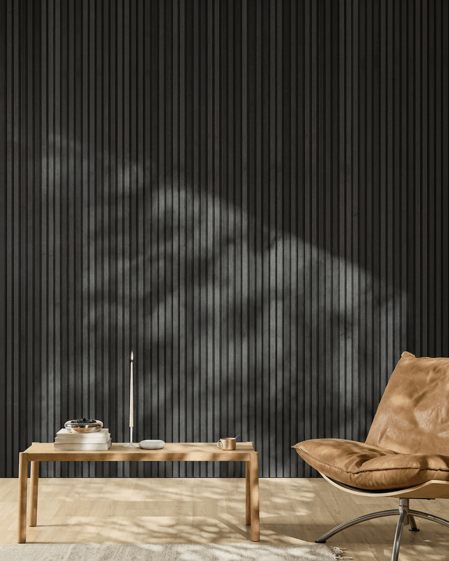 Minimalistisk interiör med en brown läderstol, soffbord och en WoodUpp Akupanel Akustikpanel i Natural Wood/Black ask, 300x60 cm.