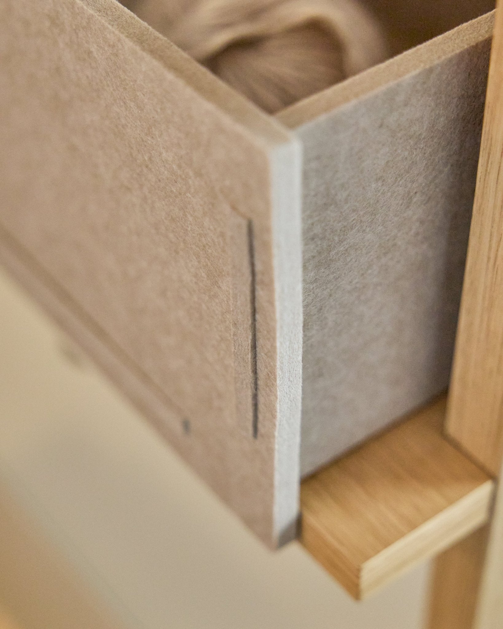 Vigg Felt Box / BM2 i Beige från WoodUpp är en PET-filtlåda med träram, utformad för förvaring i neutrala toner och kompatibel med Akupanel-system.