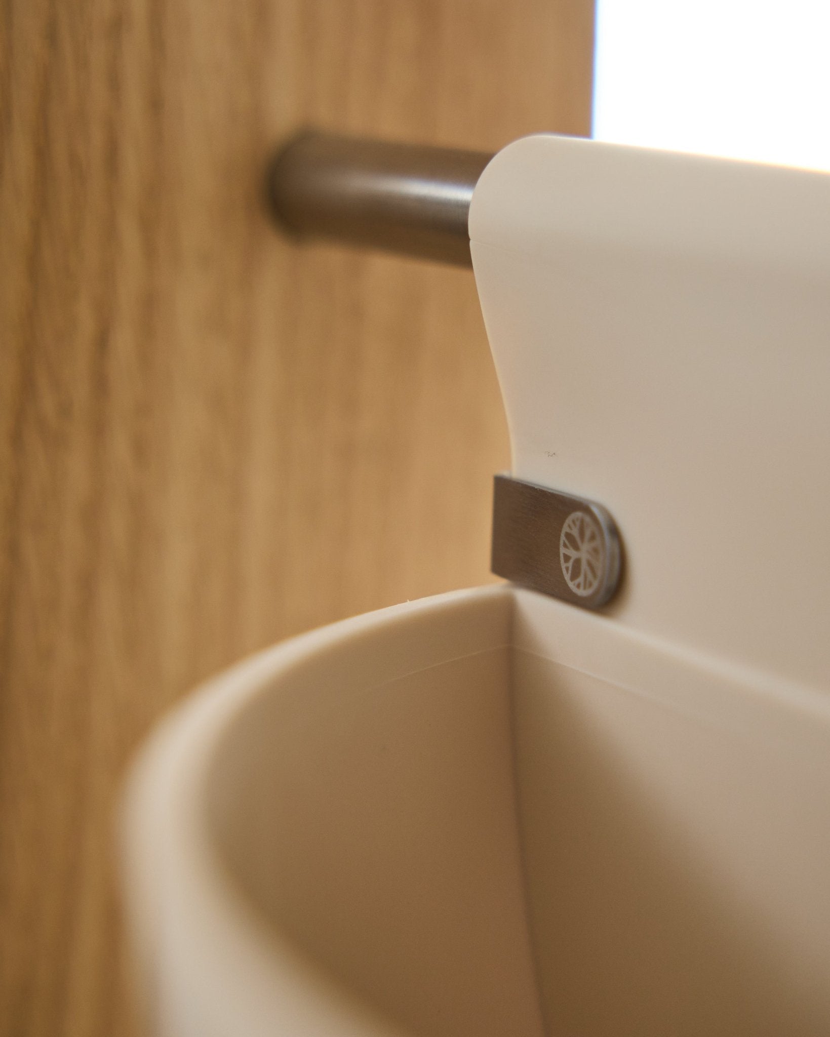 Närbild av Gro | Soft Pocket / BM2 (4 l) i ljus beige från WoodUpp, hängande på en metallstång monterad på trä; suddig bakgrund. Nordiskt akustiktillbehör.
