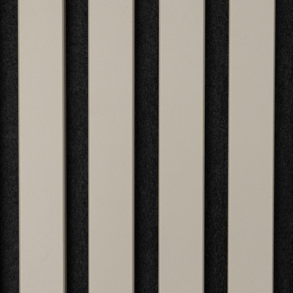 WoodUpp akustiklameller: fyra synliga, breda beige trälameller med matt, slät yta och runda kanter, monterade vertikalt med jämna, smala mellanrum. Sitter mot en mörkgrå filtad, ljudabsorberande bakgrund. Enkel, modern design som framhäver materialkontraster, textur och neutral beige ton, lämplig för väggpaneler och interiör.