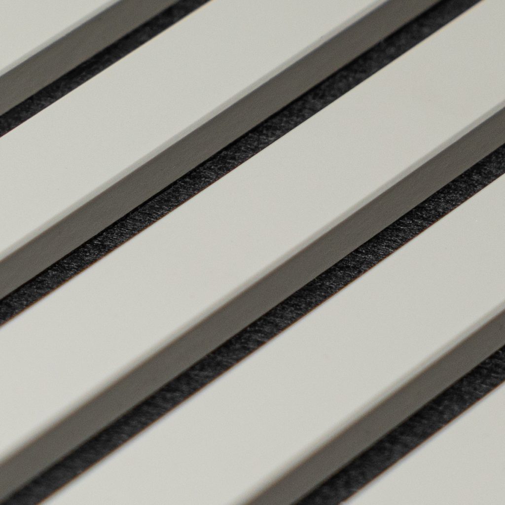 Närbild av WoodUpps vita slatpanel: diagonalt lagda, jämnt tjocka trälameller med smala svarta filtband i springorna. Produkten visar vitlackerade lameller på nära håll och mörk ljudabsorberande mellanfiltsremsa som skapar kontrast och akustisk funktion i en modern, minimalistisk design.