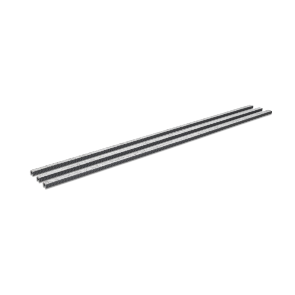 Tre långa, mörkgrå remsor av akustikfilt från WoodUpp. Dessa filtbitar, tillverkade av återvunna plastflaskor, används mellan träribborna i WoodUpps akustikpaneler för att förbättra ljudabsorptionen.