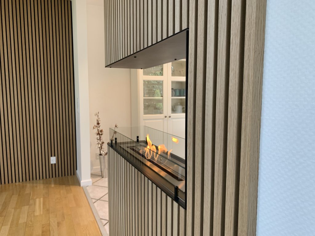 Featured image for the post: Så kombinerar du akustikpaneler med öppen spis eller kamin